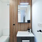 Perfect Location With Roof Terrace *