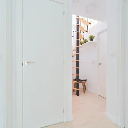 Perfect Location With Roof Terrace *