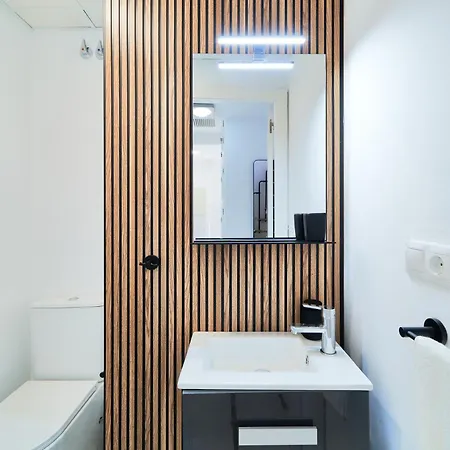 Perfect Location With Roof Terrace *