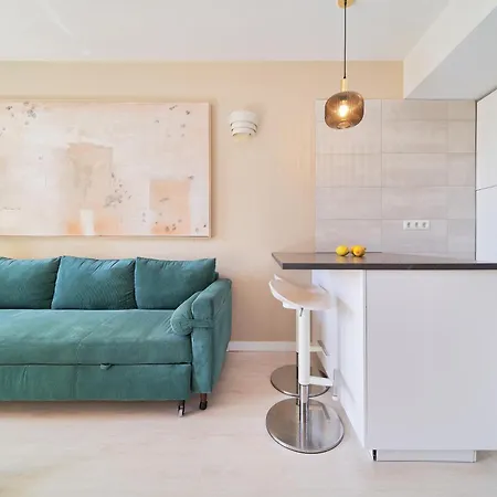 Beachfront With Large Roof Terrace & Sea Views Apartment *