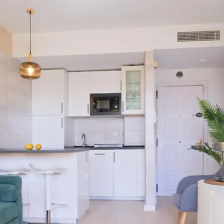 Apartment Beachfront With Large Roof Terrace & Sea Views *