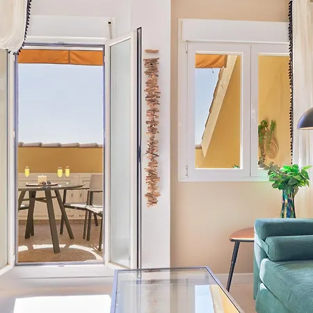 Beachfront With Large Roof Terrace & Sea Views Apartment *