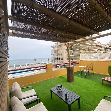 Apartment Beachfront With Large Roof Terrace & Sea Views *