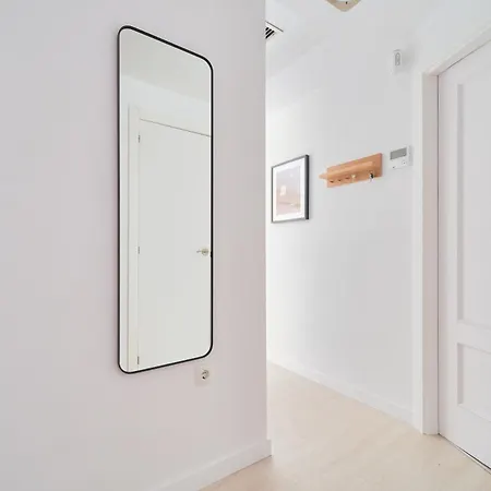 Perfect Location With Roof Terrace Apartment *