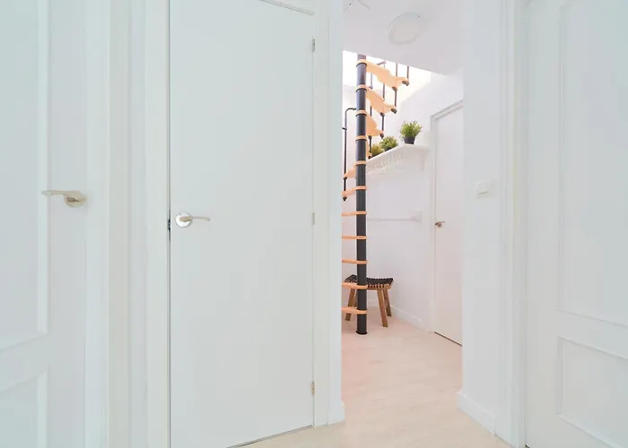 Perfect Location With Roof Terrace *